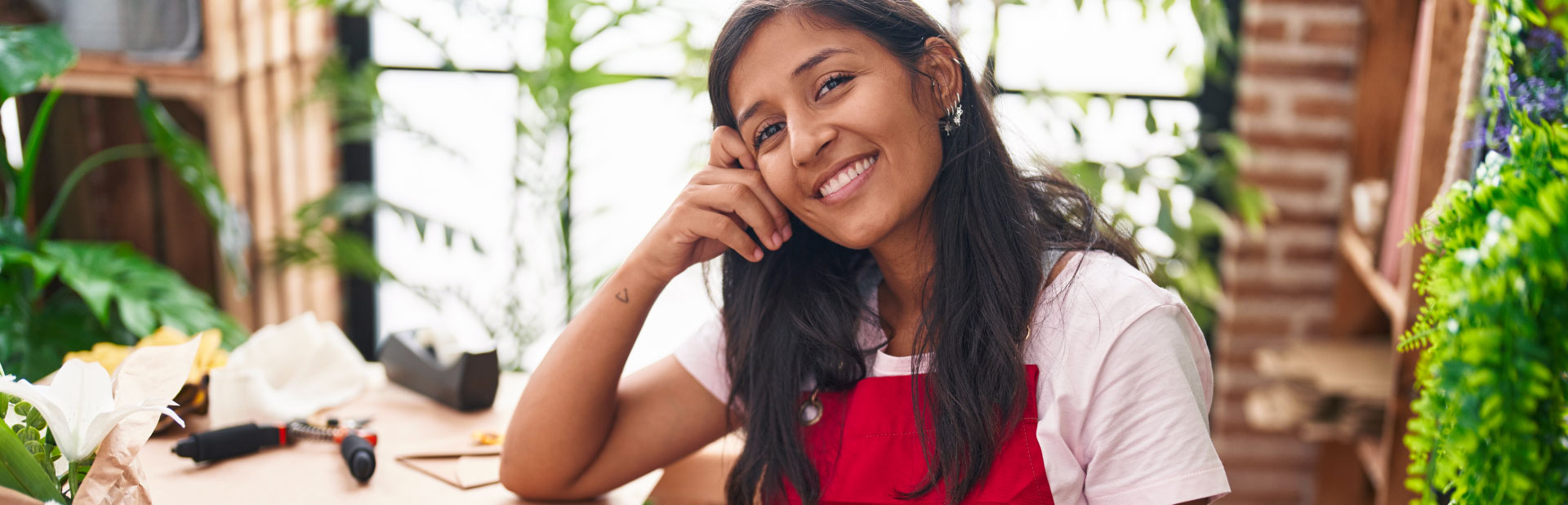 Trabajadora de un vivero sonriendo