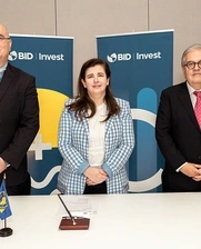 Image of IDB Invest's Gema Sacristan (center) at the deal closing event with Banco de Bogota representatives