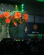 James Scriven en  la ceremonia de apertura SW 24