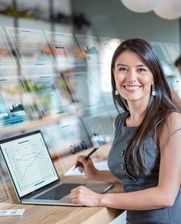 Una mujer trabaja en una empresa tecnólogica en América Latina y el Caribe 