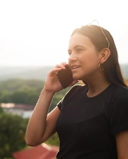Mujer habla por celular en una zona aislada de costa rica
