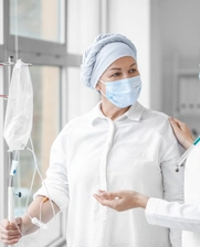 Paciente de oncología siendo atendida en hospital de alta complejidad en Ecuador