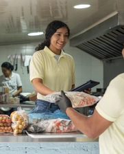 Mujer colombiana atendiendo al público en una pyme 