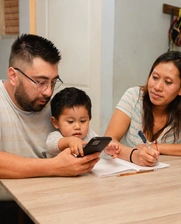 Familia en Guatemala hace pagos online
