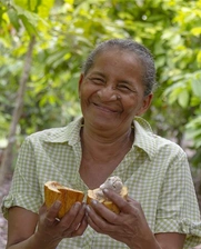 La foto muestra una mujer trabajando cultivando cacao en un proyecto de agricultura resiliente en América Latina 