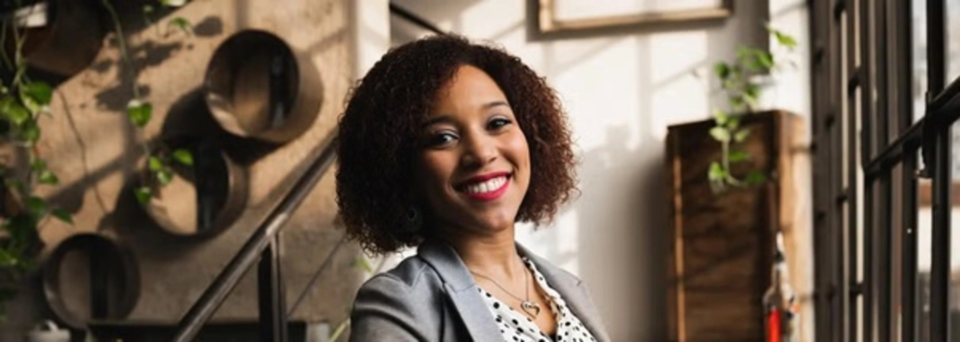 Banner image of a smiling dominican entrepreneur woman
