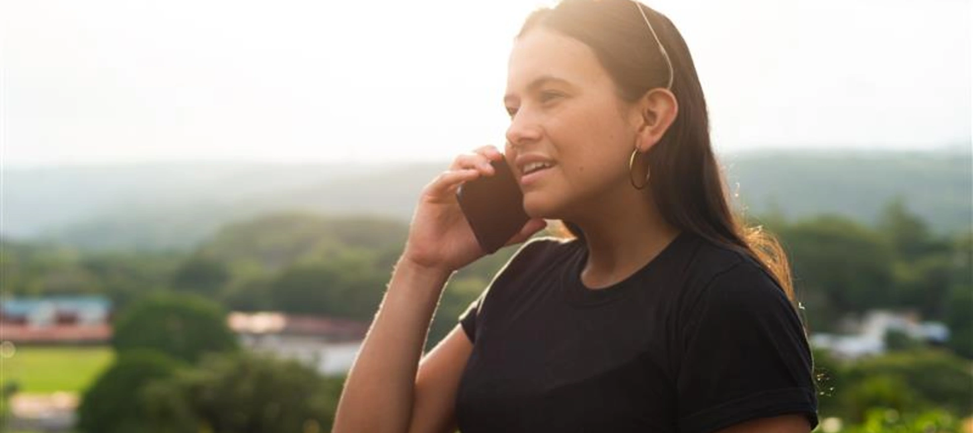 Mujer habla por celular en una zona aislada de costa rica