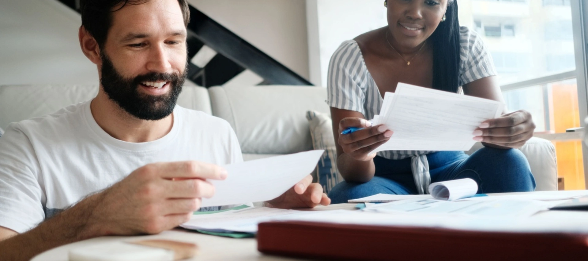 La imagen muestra dos emprendedores, un hombre y una mujer, revisando papeles de una pequeña empresa en Panamá