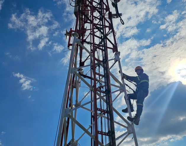 Telecommunications tower