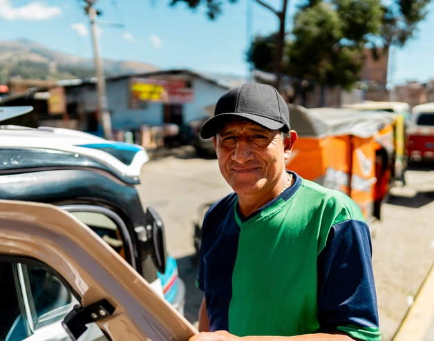 Hombre latino sonríe a cámara