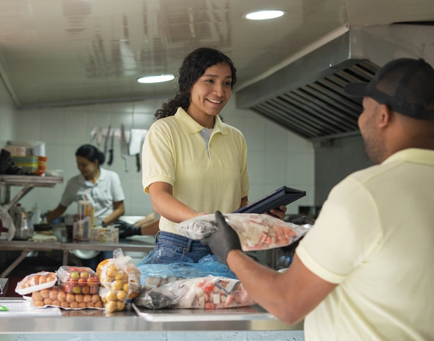 Mujer colombiana atendiendo al público en una pyme 