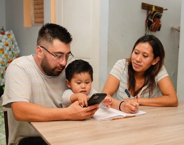 Familia en Guatemala hace pagos online
