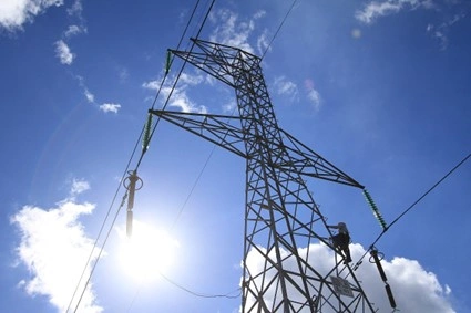 Una línea de trasmisión eléctrica en Perú