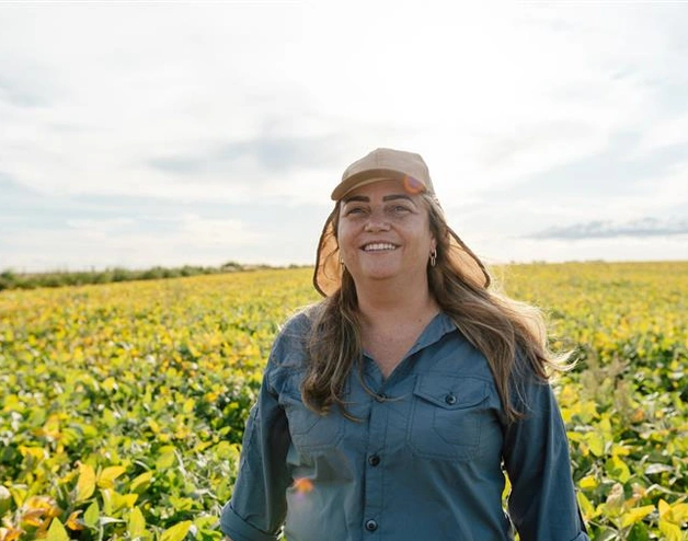 Mujer en campo de soja en Paraguay