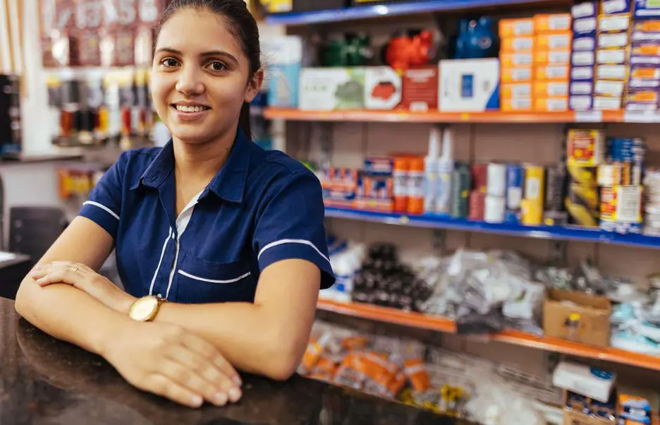 Una joven en su tienda de comestibles