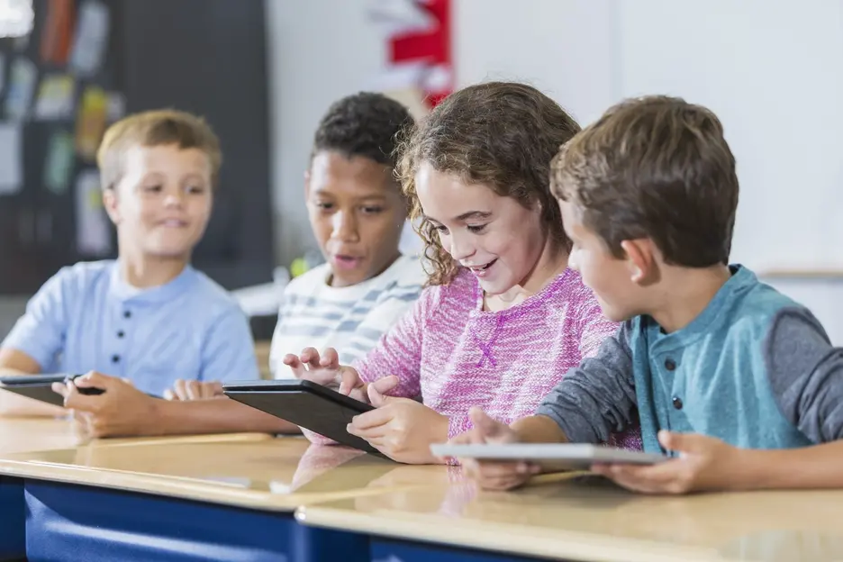 Estudiantes en el aula con una tablet