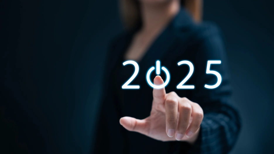 Una empresaria pulsa el botón de inicio del Año Nuevo 2025 para fijar objetivos y desarrollar una estrategia