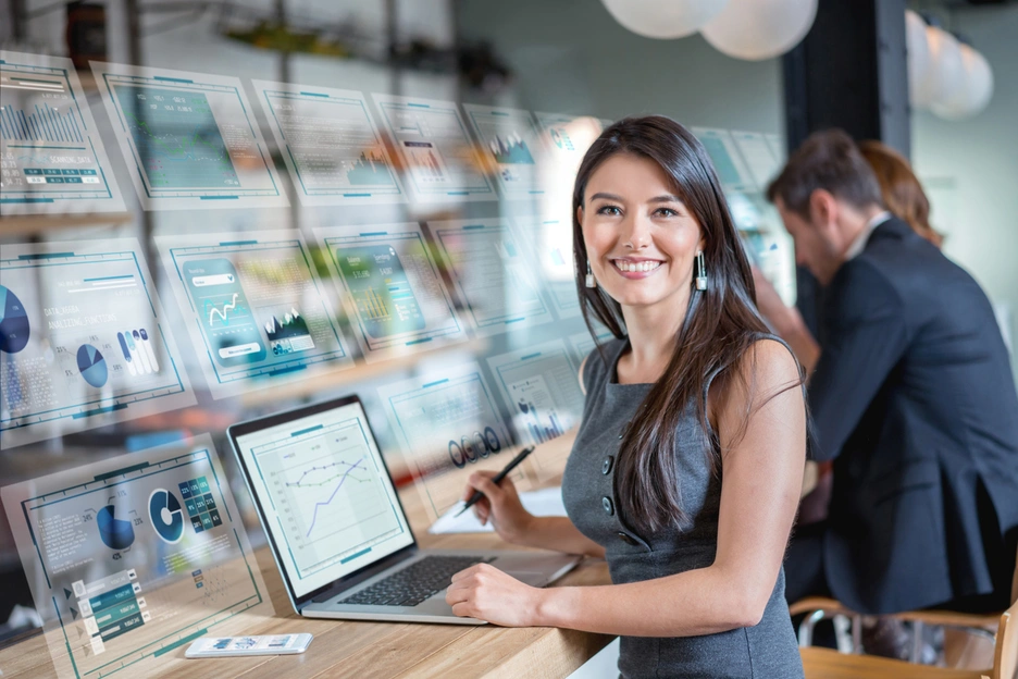 Una mujer trabaja en una empresa tecnólogica en América Latina y el Caribe
