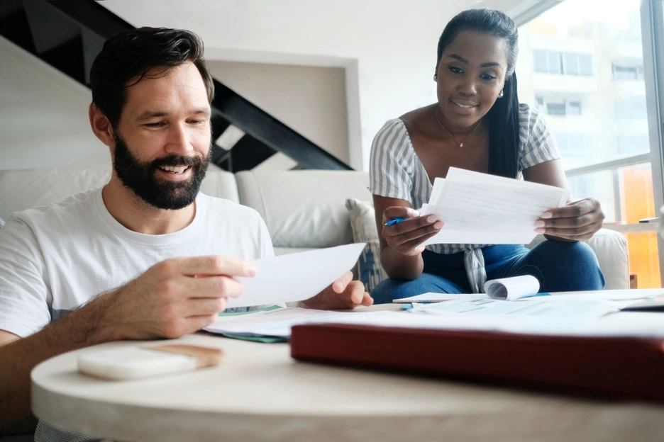 La imagen muestra dos emprendedores, un hombre y una mujer, revisando papeles de una pequeña empresa en Panamá