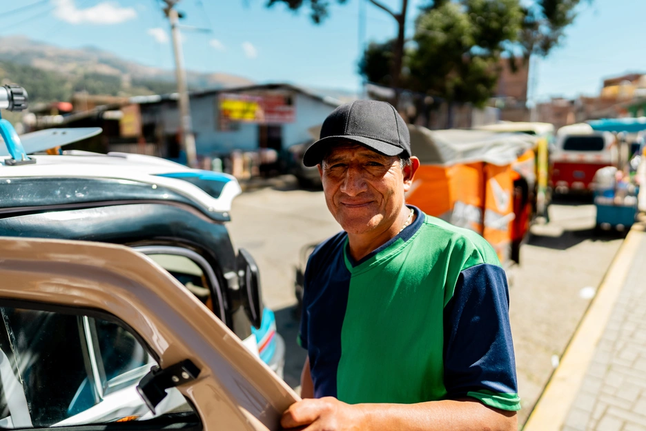 Hombre latino sonríe a cámara