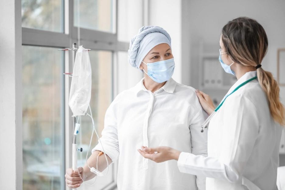 Paciente de oncología siendo atendida en hospital de alta complejidad en Ecuador