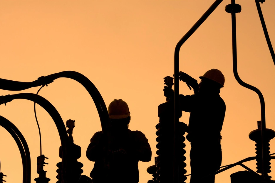 Image of energy station workers during an afternoon in Chile