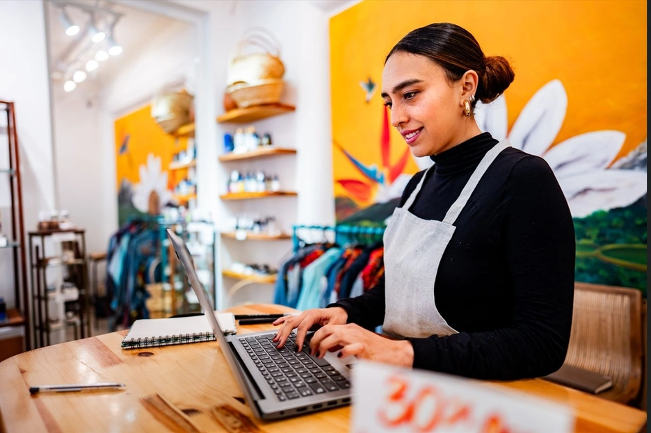 Una mujer trabajando en una pyme en El Salvador